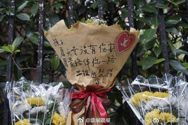 迫不及待！拉什福德在亮相仪式上自己动手为巴萨球衣印上14号